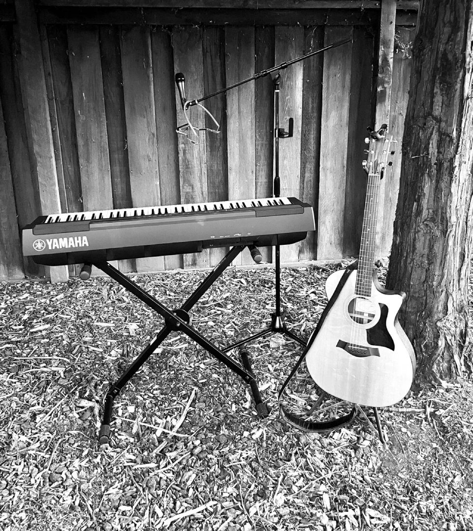 Black and white photo of a keyboard and guitar.